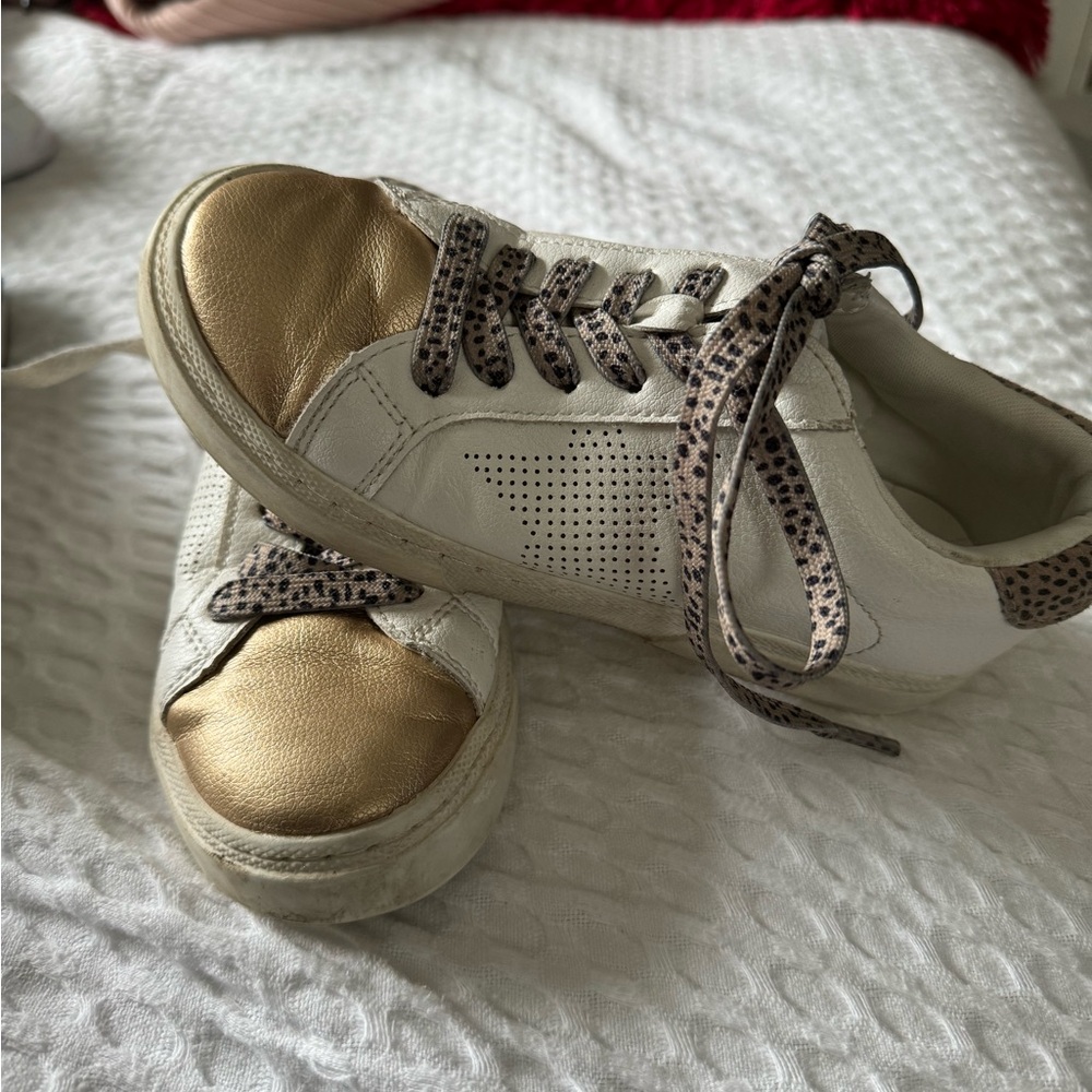 Art class child shoe 13